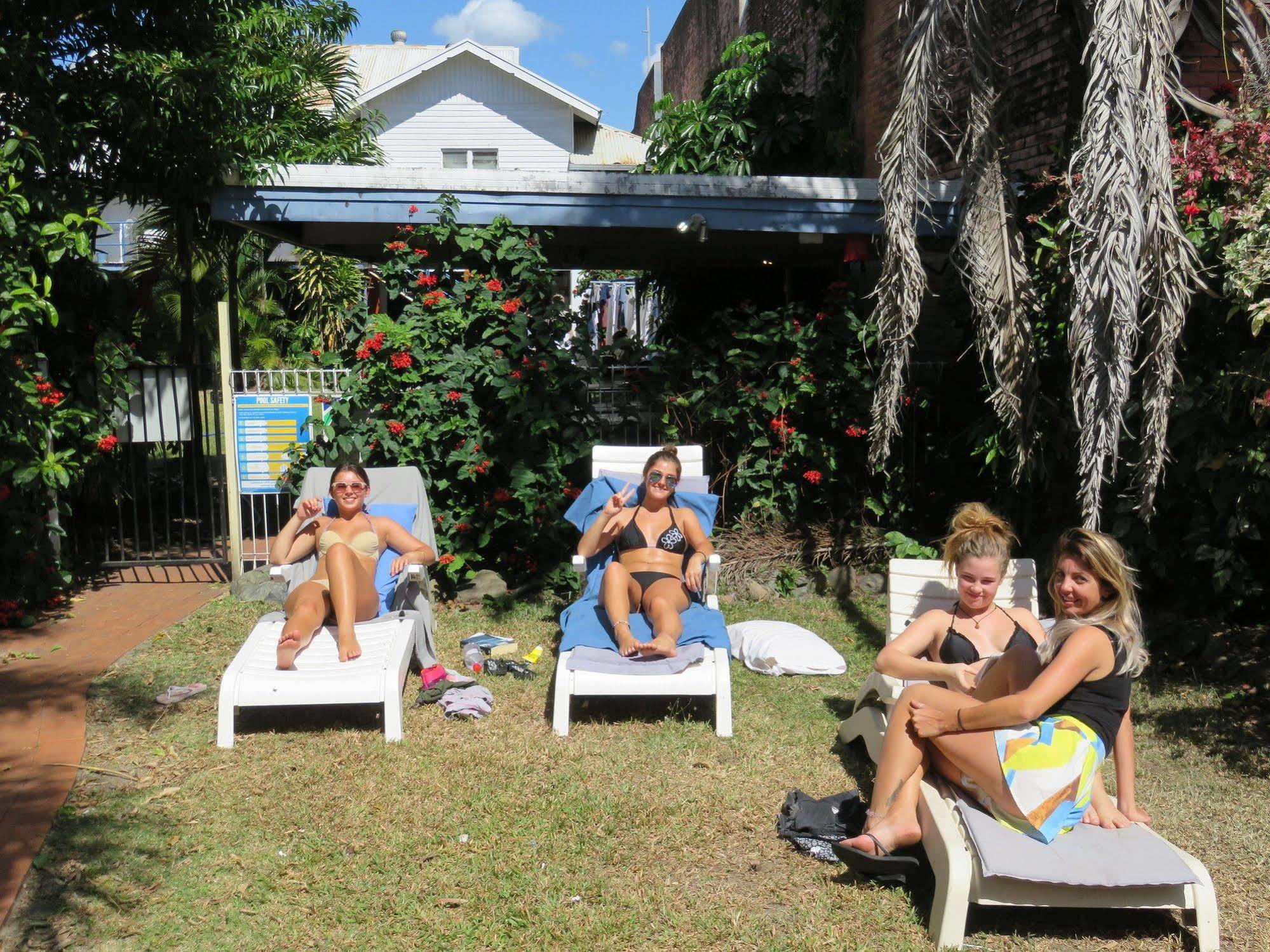 Reef Backpackers Hostel แคนส์ ภายนอก รูปภาพ