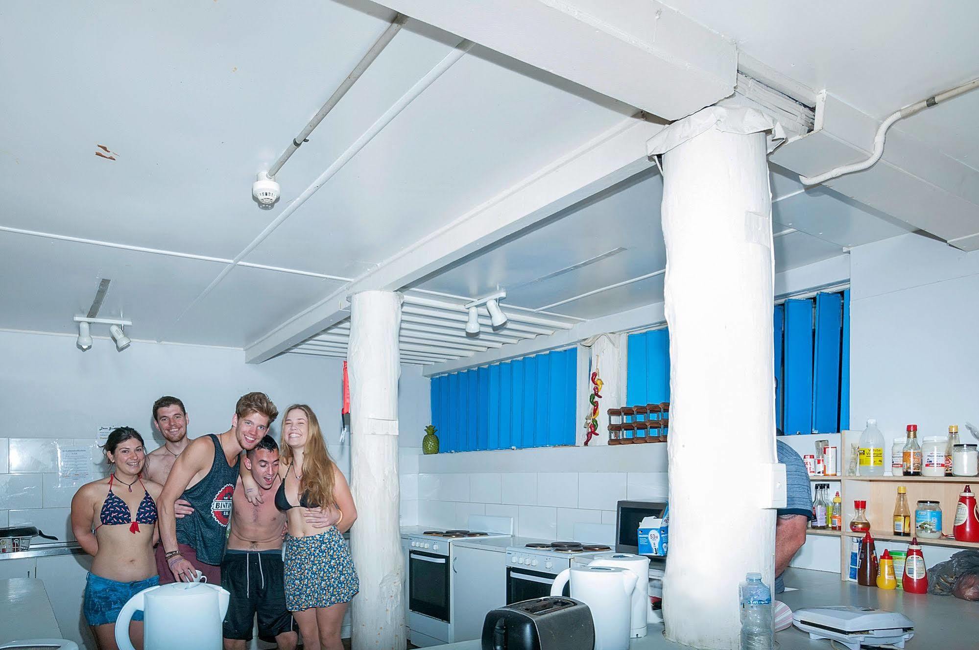 Reef Backpackers Hostel แคนส์ ภายนอก รูปภาพ