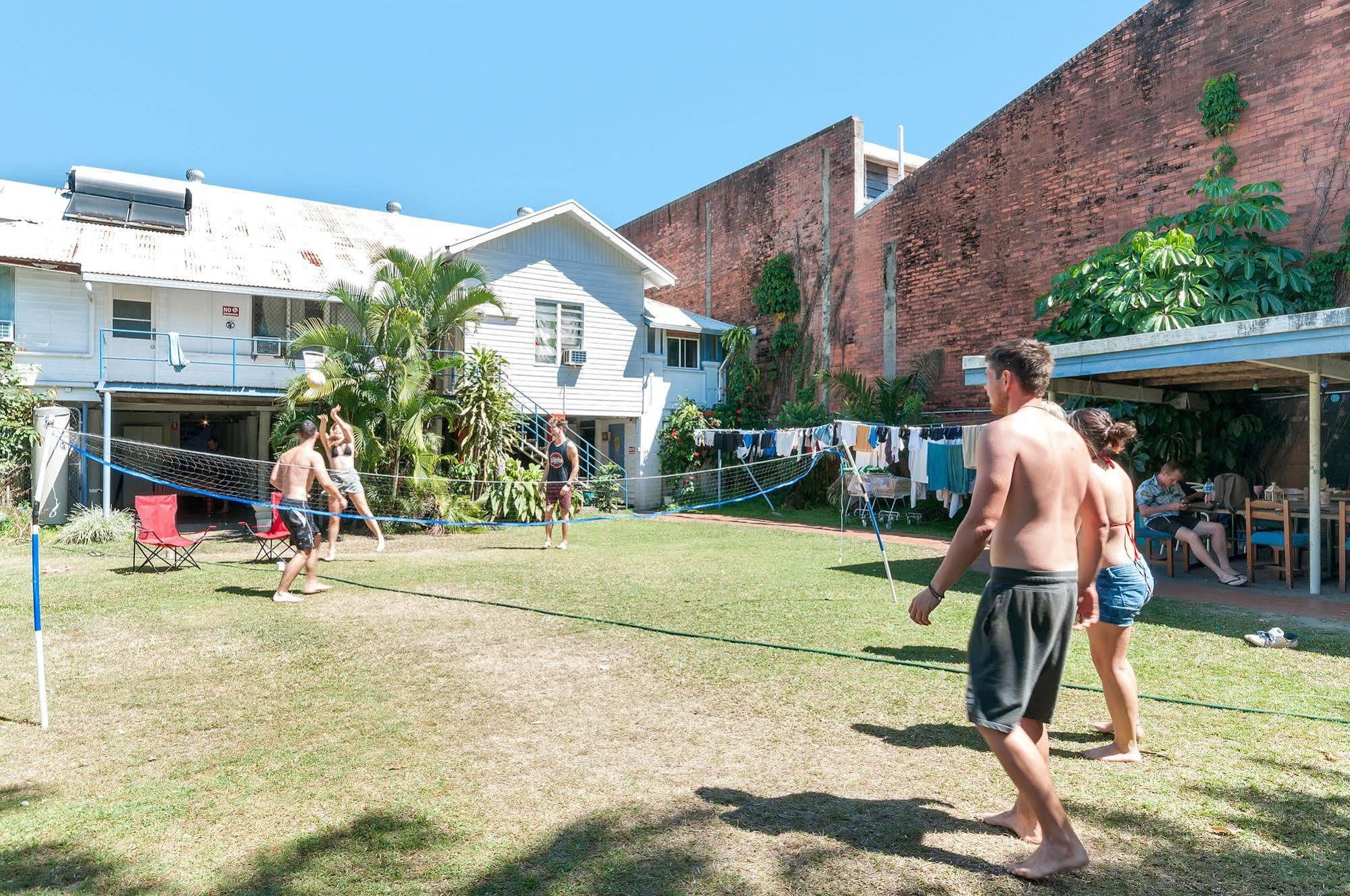 Reef Backpackers Hostel แคนส์ ภายนอก รูปภาพ