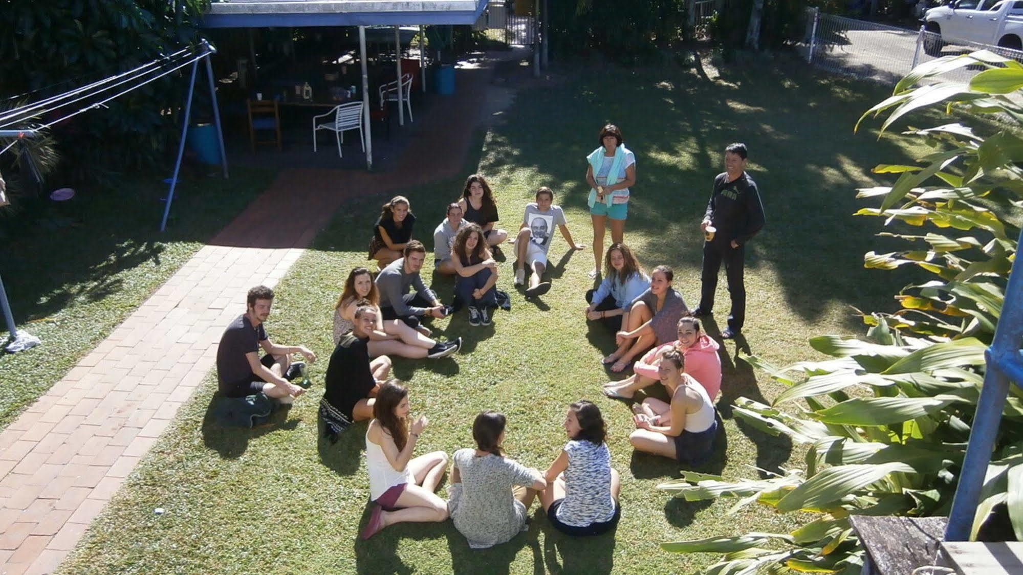 Reef Backpackers Hostel แคนส์ ภายนอก รูปภาพ