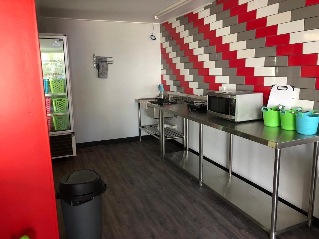 Reef Backpackers Hostel แคนส์ ภายนอก รูปภาพ