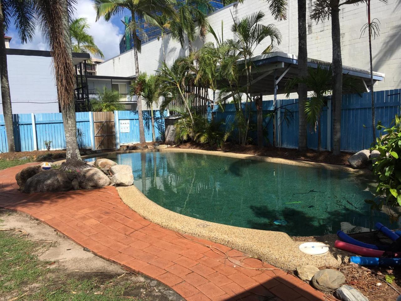 Reef Backpackers Hostel แคนส์ ภายนอก รูปภาพ