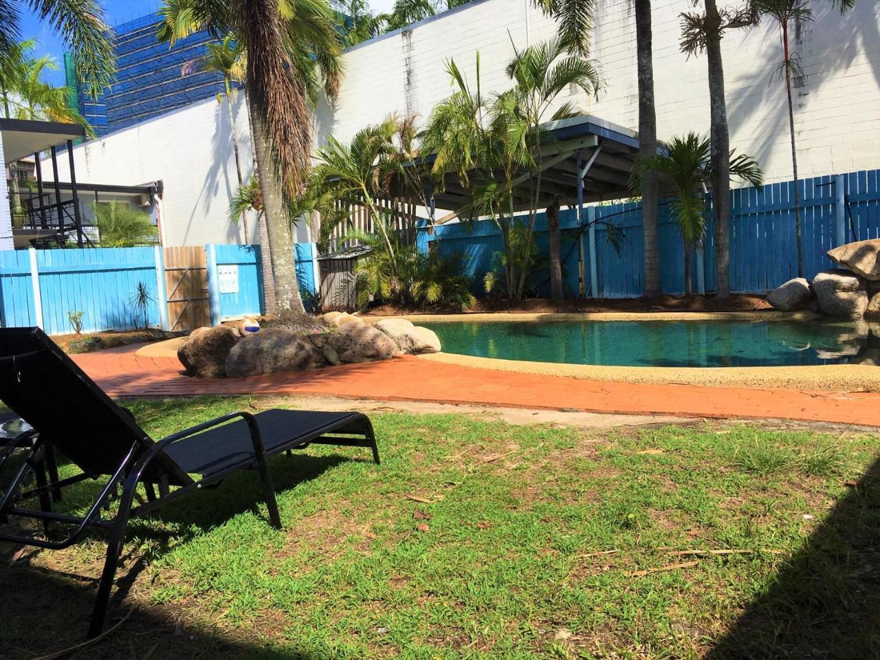 Reef Backpackers Hostel แคนส์ ภายนอก รูปภาพ